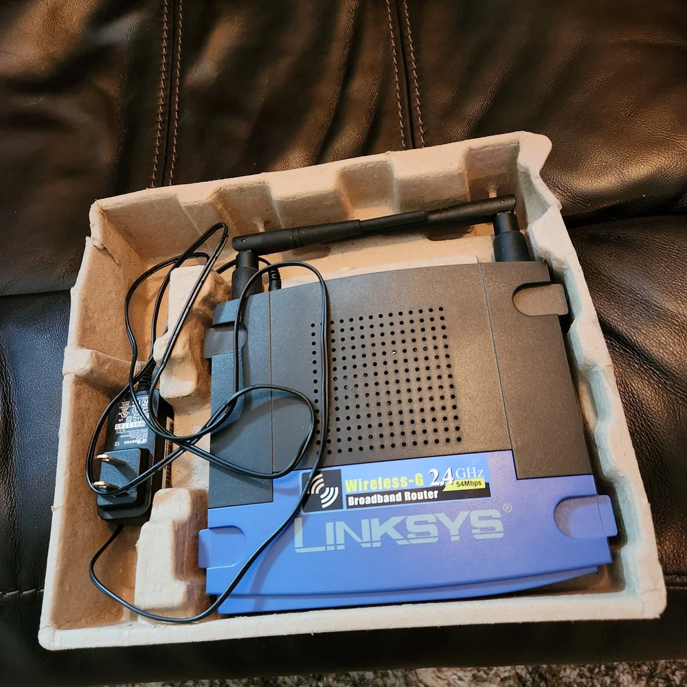 Cosco Linksys Wireless Broadband Router - Picture 1 of 4